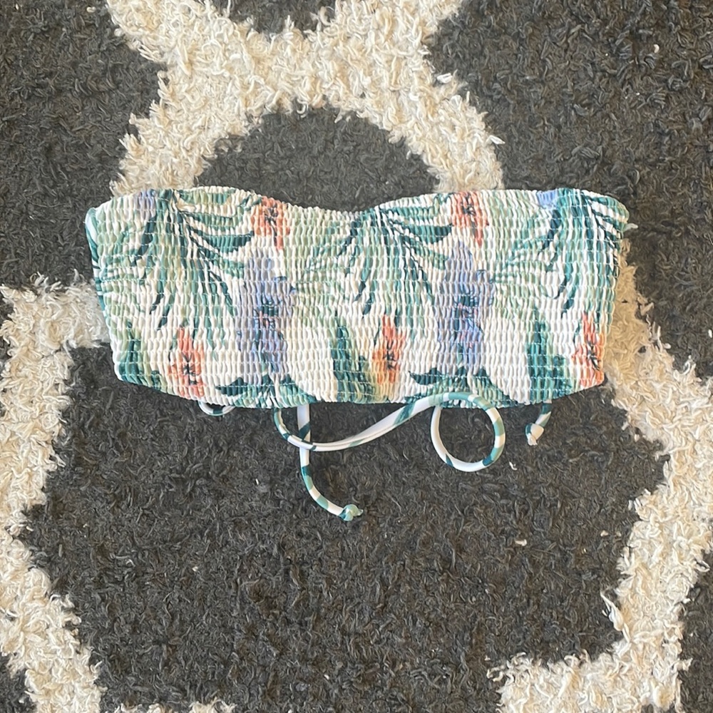 Hollister Floral Bandeu bikini Top